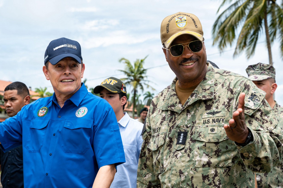Almirante Alvin Holsey en compañía del ministro de Seguridad de Panamá