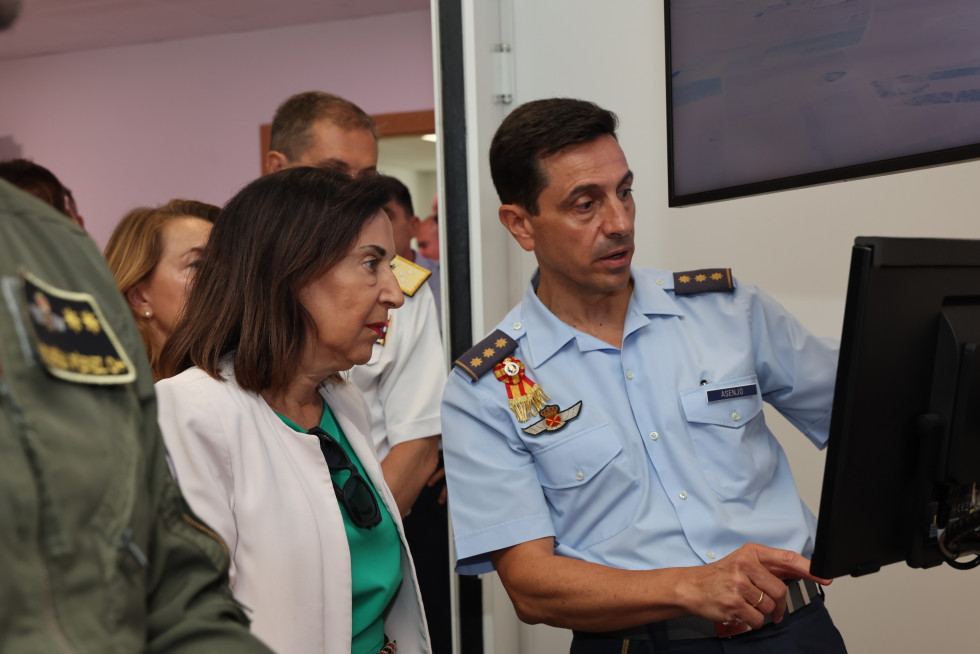 Margarita Robles visita la Academia General del Aire