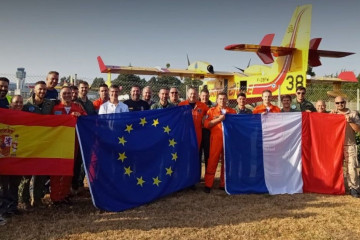 Personal de Francia junto a un Canadair que ha ayudado en la extinción de incendios