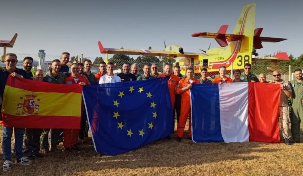 Personal de Francia junto a un Canadair que ha ayudado en la extinción de incendios