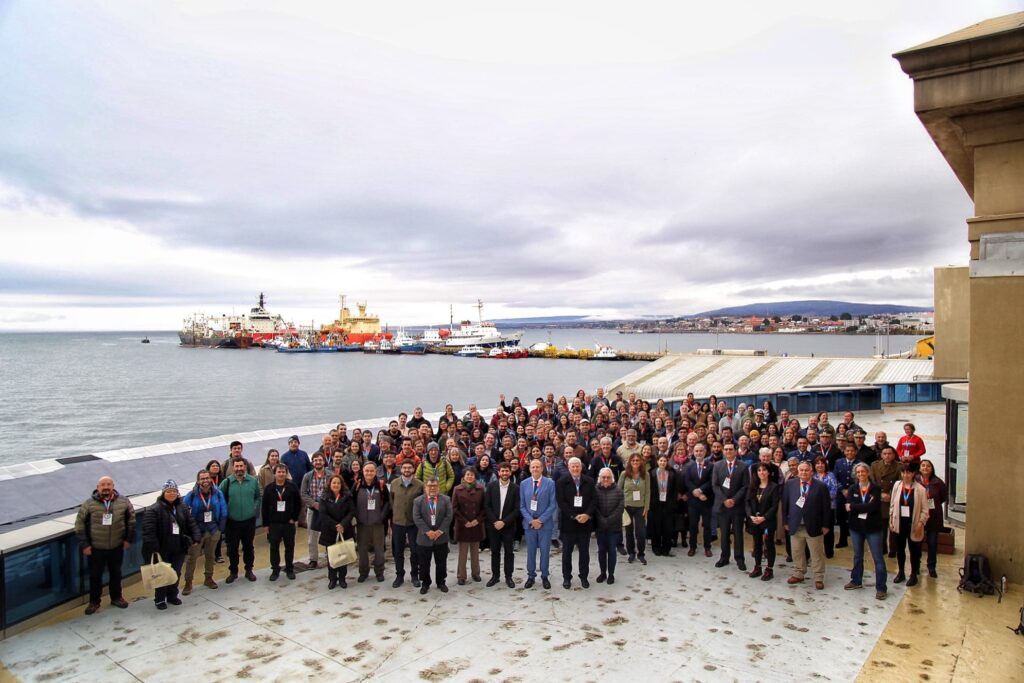 Participantes del XIV Simposio Internacional sobre Ciencias de la Tierra en Antu00e1rtica efectuado en Punta Arenas Firma FACh