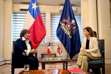 Ministra Adriana Delpiano y baronesa Jenny Chapman en el encuentro bilateral en Santiago Firma Ministerio de Defensa Nacional de Chile