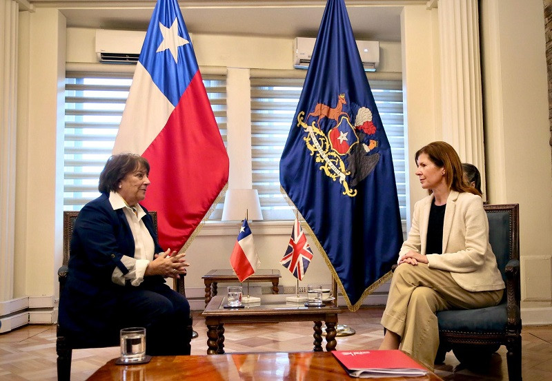 Ministra Adriana Delpiano y baronesa Jenny Chapman en el encuentro bilateral en Santiago Firma Ministerio de Defensa Nacional de Chile