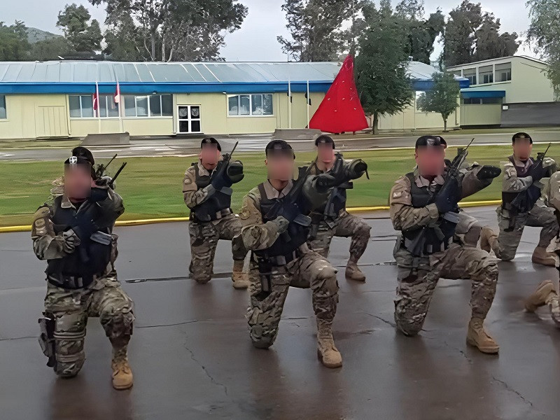 Los nuevos egresados efectuando la oración del Comando Firma Escuela de Paracaidistas y Fuerzas Especiales del Ejército de Chile