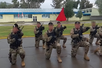 Los nuevos egresados efectuando la oración del Comando Firma Escuela de Paracaidistas y Fuerzas Especiales del Ejército de Chile 002
