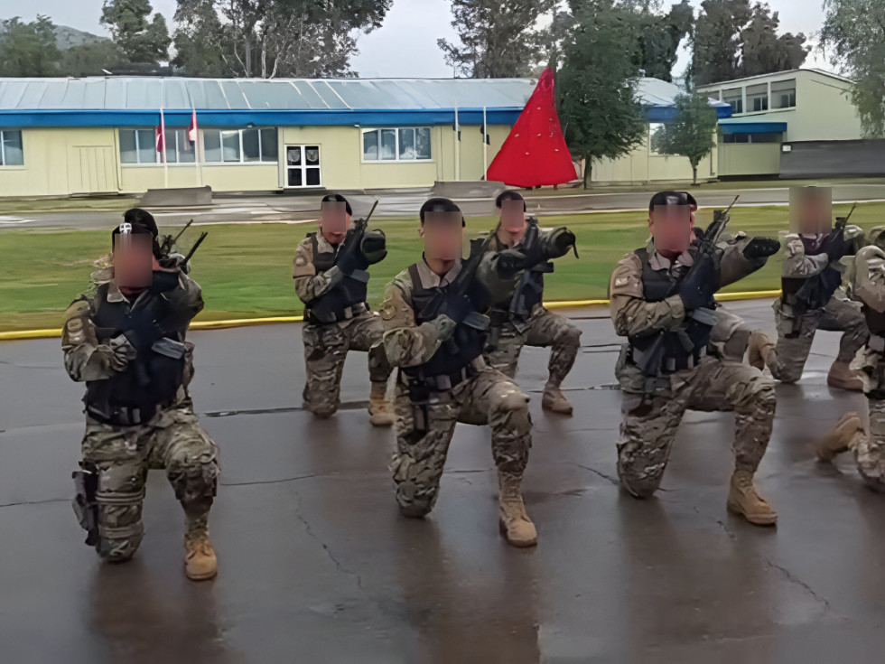 Los nuevos egresados efectuando la oración del Comando Firma Escuela de Paracaidistas y Fuerzas Especiales del Ejército de Chile 002