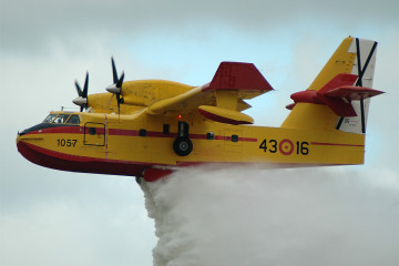 Canadair CL 415T descargando sus bodegas