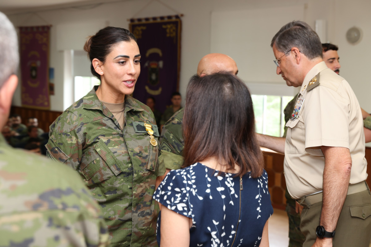 La ministra condecora a una de las militares