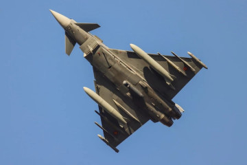 Caza Eurofighter español equipado con armamento y pod Litening en Bulgaria. Foto. Emad