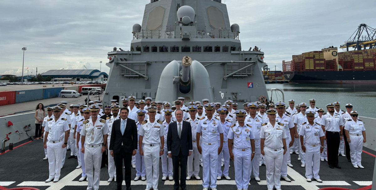 Visita a bordo del embajador espau00f1ol en Tailandia en la fragata Mendez Nu00fau00f1ez