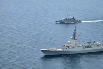 La fragata española Mendez Nuñez durante un ejercicio con la corbeta HTMS Rattamakosin