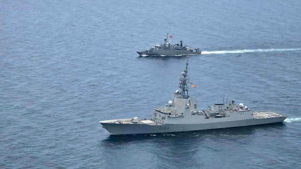 La fragata española Mendez Nuñez durante un ejercicio con la corbeta HTMS Rattamakosin