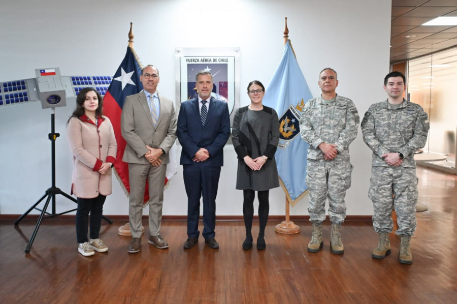 Integrantes del Subcomité Espacial Chile–Estados Unidos en su visita al Centro Espacial Nacional Firma FACh