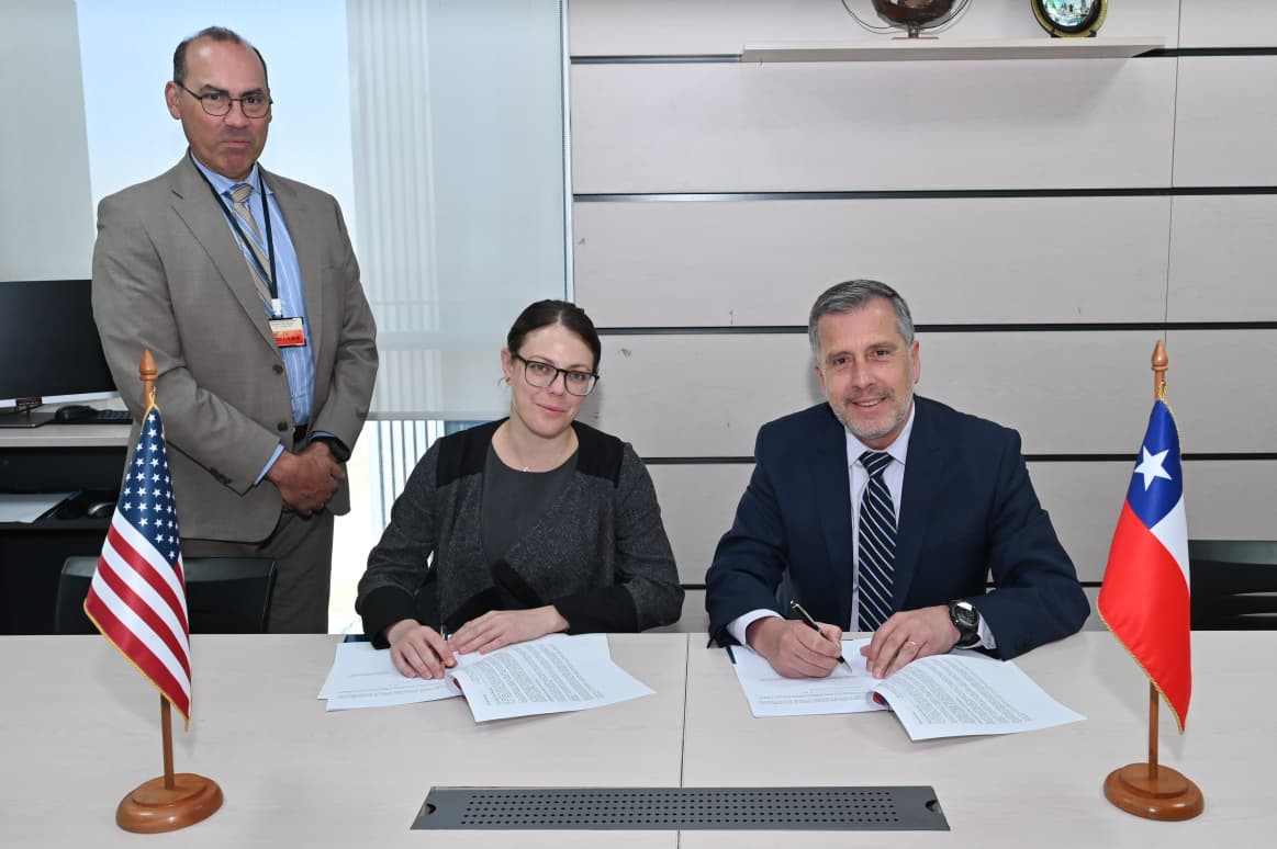 Firma de actas de la reuniu00f3n plenaria del Subcomitu00e9 Espacial Chile Estados Unidos Foto FACh