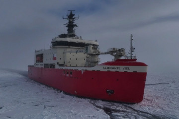El AGB 46 Almirante Viel efectuando pruebas de rompimiento de hielo al suroeste del Estrecho de Bransfield en la Antártica Firma Armada de Chile