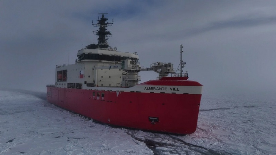 El AGB 46 Almirante Viel efectuando pruebas de rompimiento de hielo al suroeste del Estrecho de Bransfield en la Antártica Firma Armada de Chile