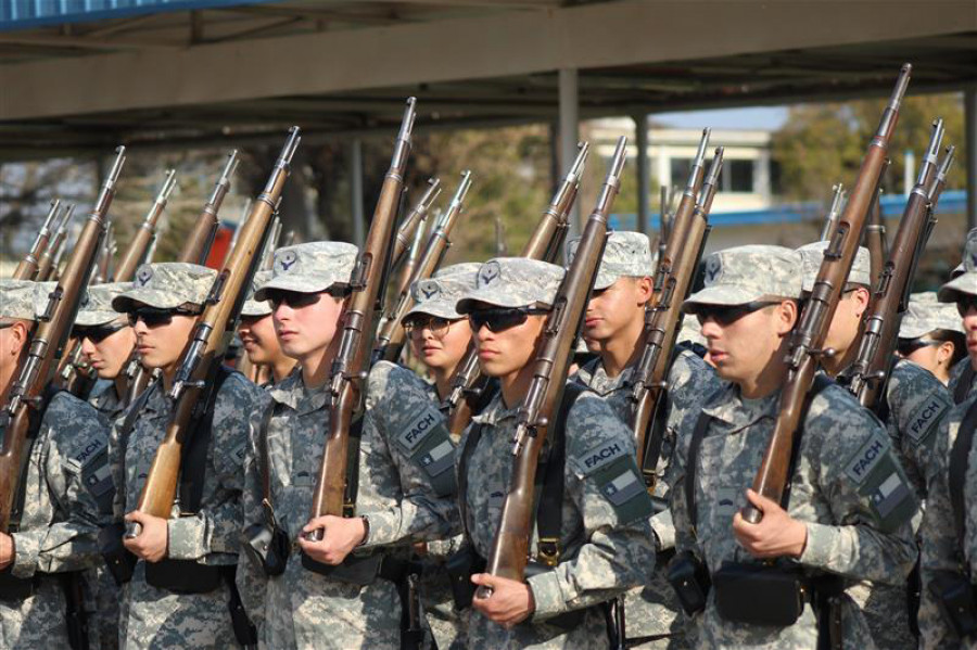 Alumnos de la Escuela de Eepcialidades en práctica de desfile para la Gran Parada Militar 2025 Firma FACh