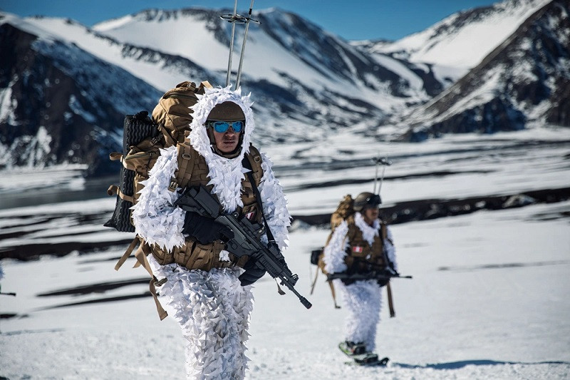 Tropas de montaña del Ejército de Chile y del Ejército del Perú efectuando una marcha en el ejercicio Southern Vanguard 2025 Firma Sgt Jean Sanon US Army National Guard