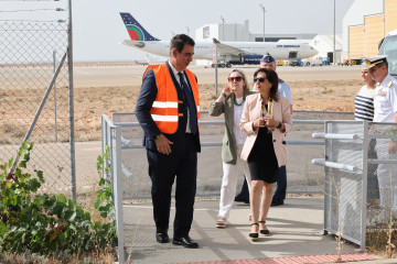 Robles y Valcarce a su llegada al aeropuerto de Teruel donde ha sido presentado el Ciema del Ejército del Aire
