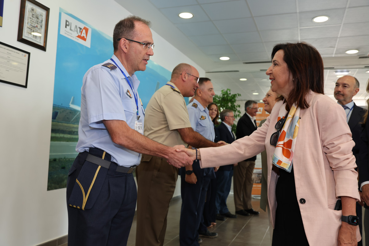 La ministra saluda a los mandos del Eju00e9rcito del Aire presentes en Teruel en la presentaciu00f3n del Ciema. Firma Iu00f1aki Gomez MDE