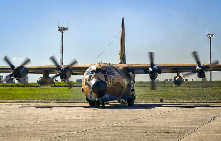 Avión de transporte Lockheed Martin KC 130H Hercules FAU 594 Firma Fuerza Aérea de Uruguay