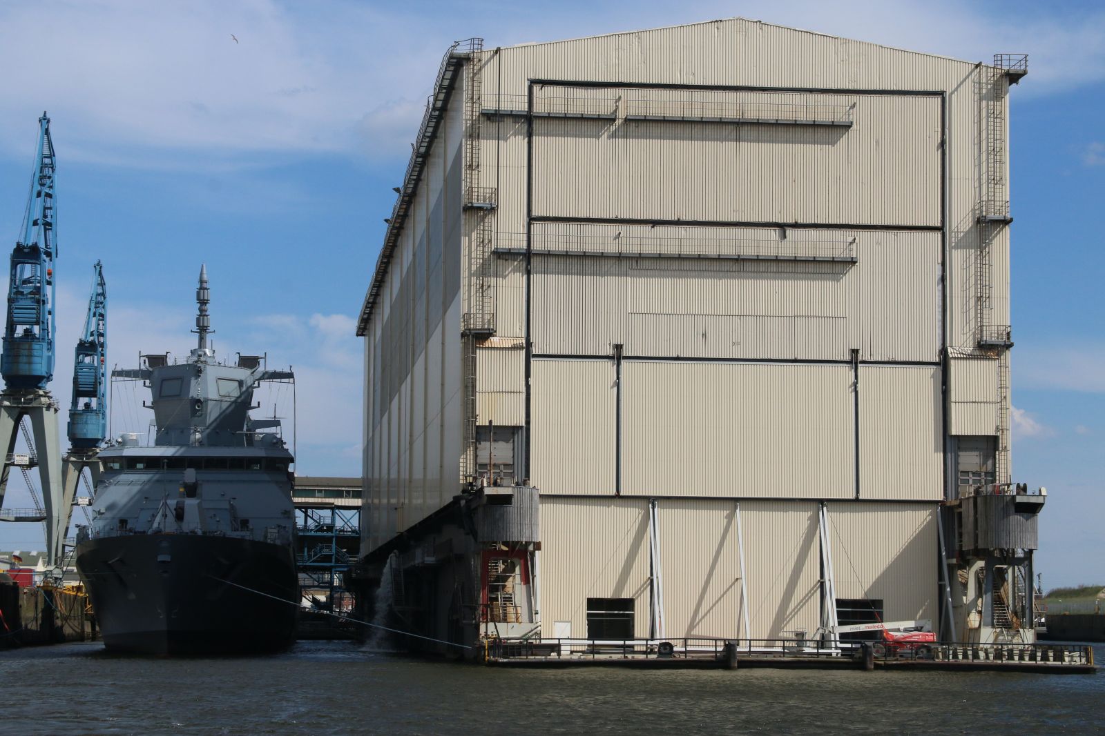 Fragata alemana en el puerto de Hamburgo. Foto: Ginés Soriano Forte / Infodefensa.com