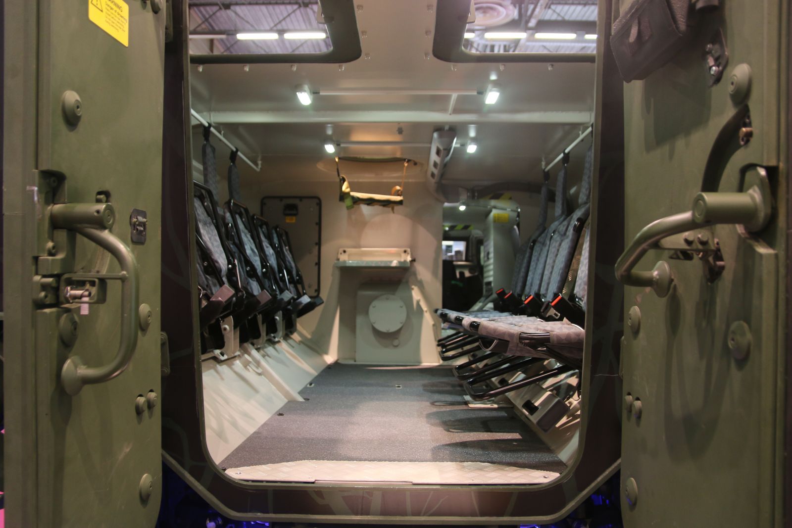 Interior del blindado Patria AMV 6x6 expuesto en París. Foto: Ginés Soriano Forte / Infodefensa