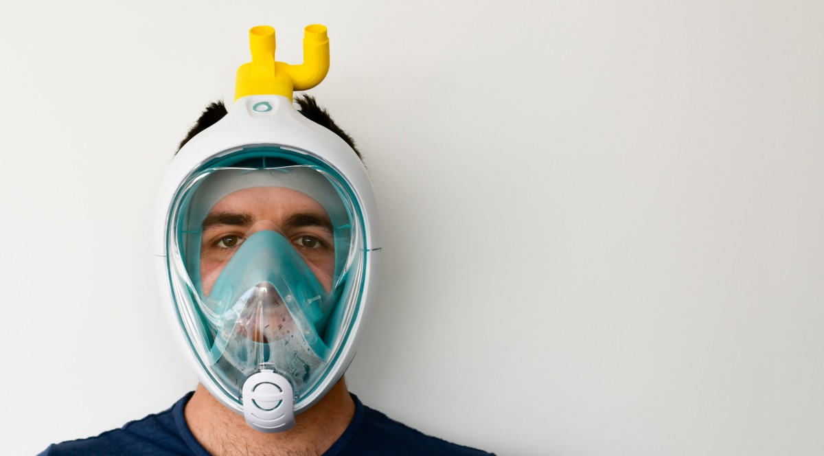 Máscara de buceo modificada para su uso como respirador de emergencia. Foto: Isinnova