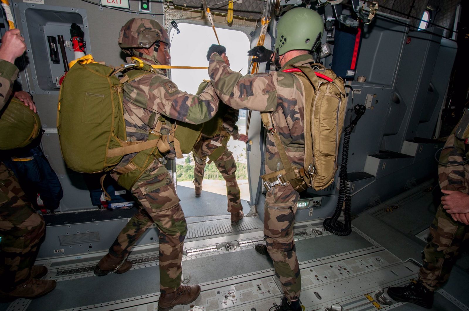 Lanzamiento de paracaidistas por una puerta lateral del A400M. Foto: Ministerio de las Fuerzas Armadas de Francia