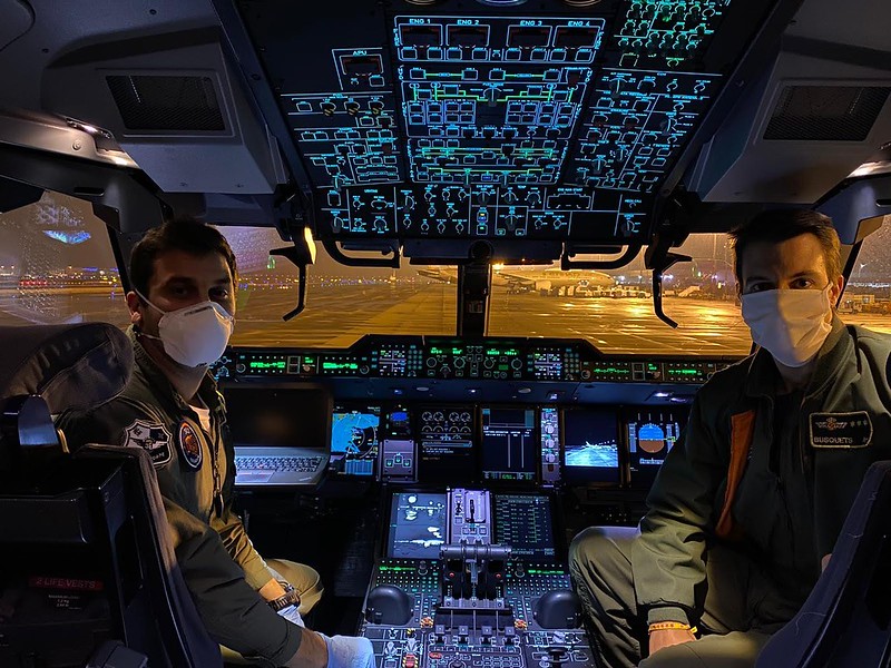 Pilotos de un A400M durante la pandemia de Covid-19. Foto: Ejército del Aire español