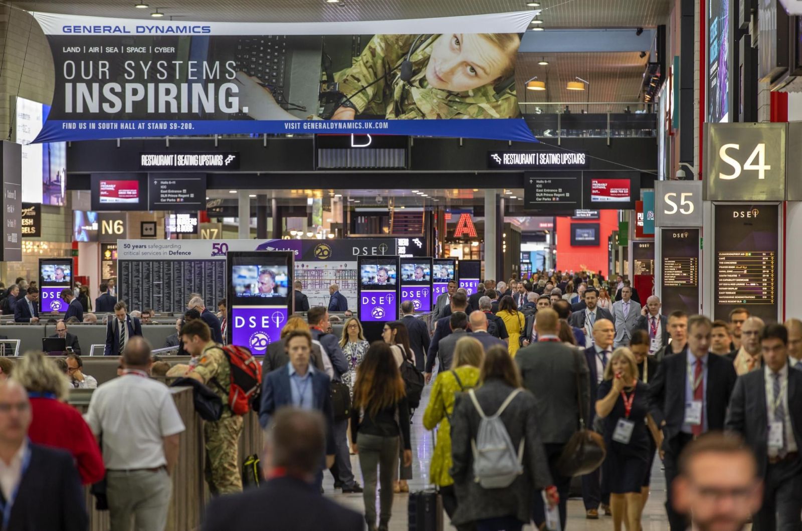 Interior del recinto de la muestra DSEI de Londres durante una edición anterior. Foto: DSEI