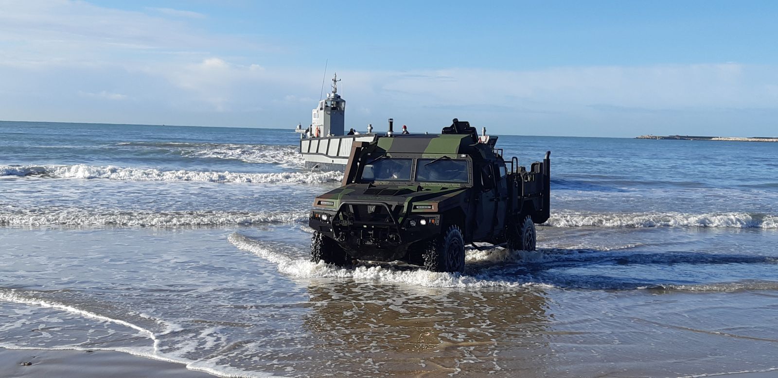 Dual-Eimos sobre un Vamtac ST5 tras desembarcar de una lancha de desembarco LCM-1E. Foto: Expal