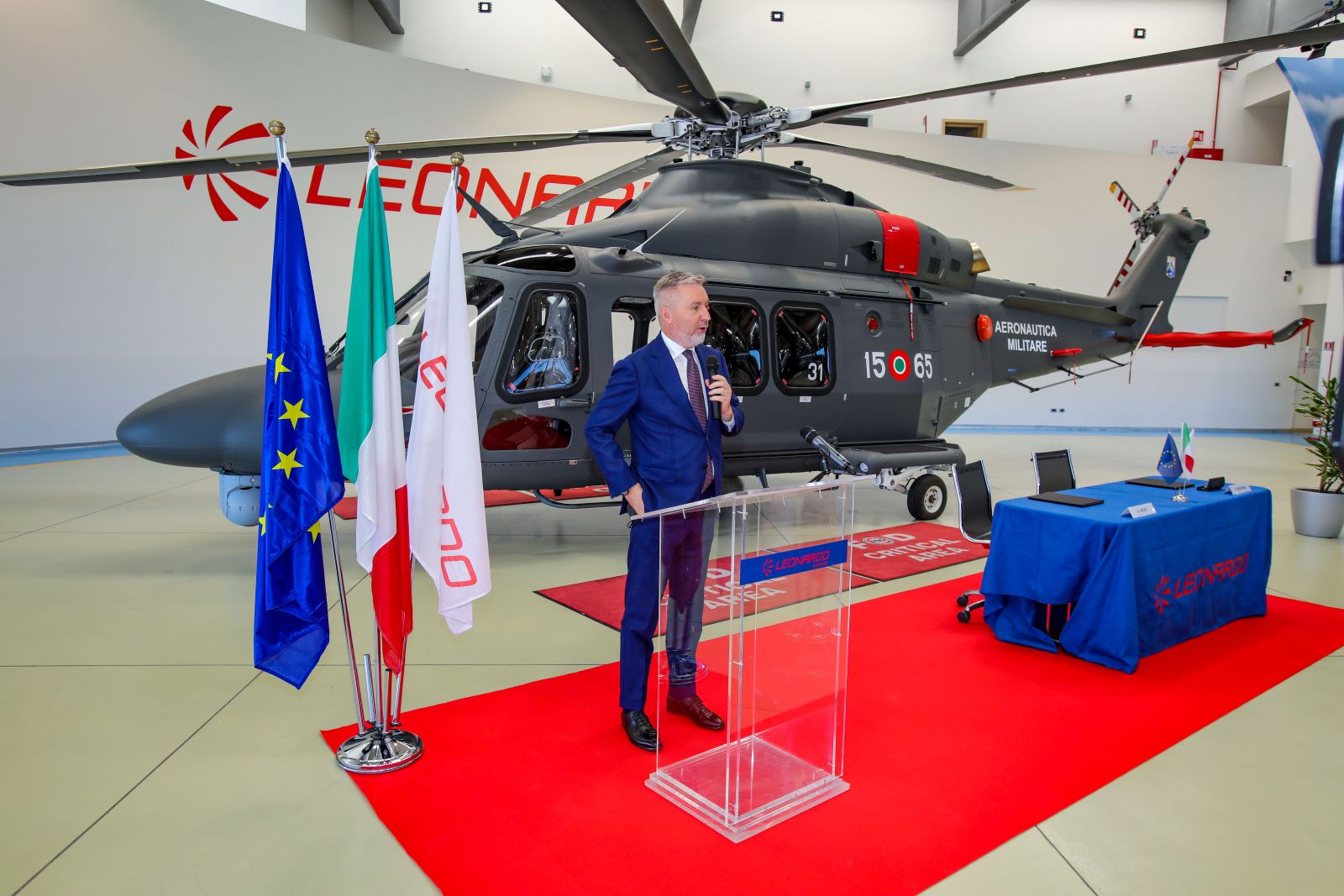 El ministro de Defensa italiano, Lorenzo Guerini, en la entrega del helicóptero HH-139B. Foto: Leonardo