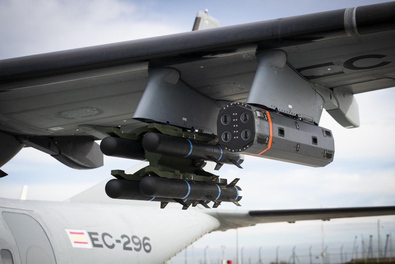 Soportes con armas bajo las alas del avión C295 Armed ISR. Foto: Airbus