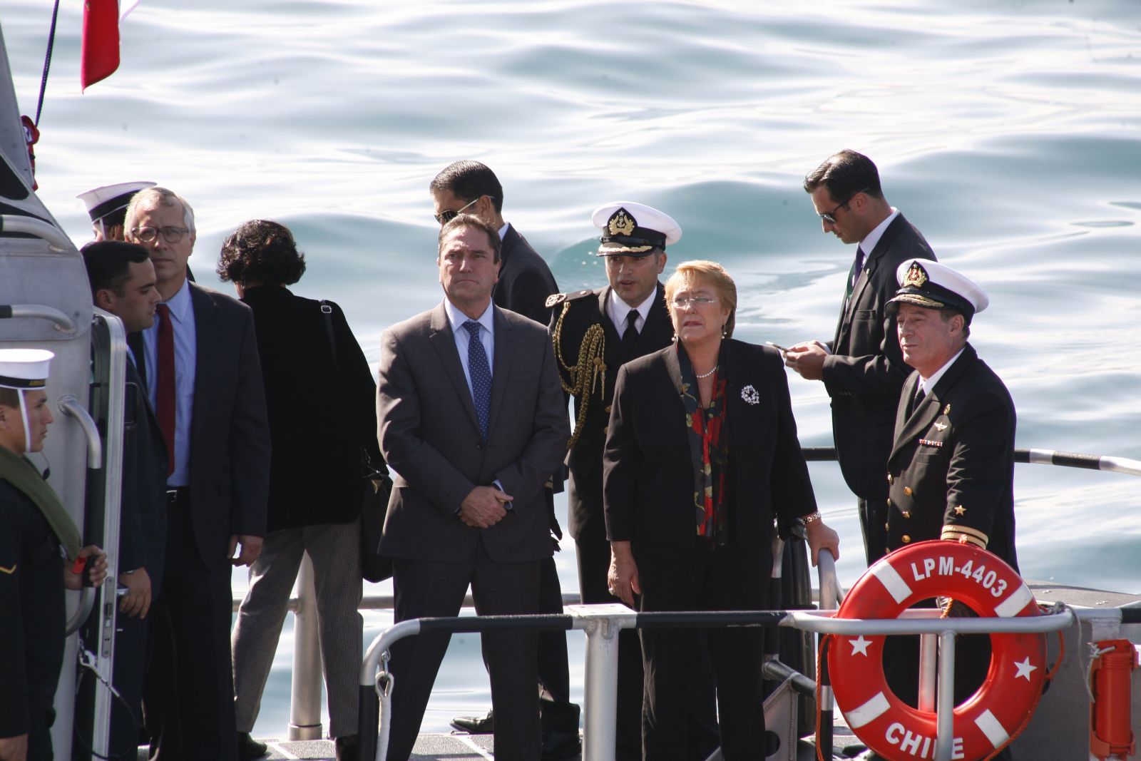 Presidenta Michelle Bachelet, Ministro de Defensa José Antonio Gómez y autoridades marítimas. Fuente: Armada de Chile