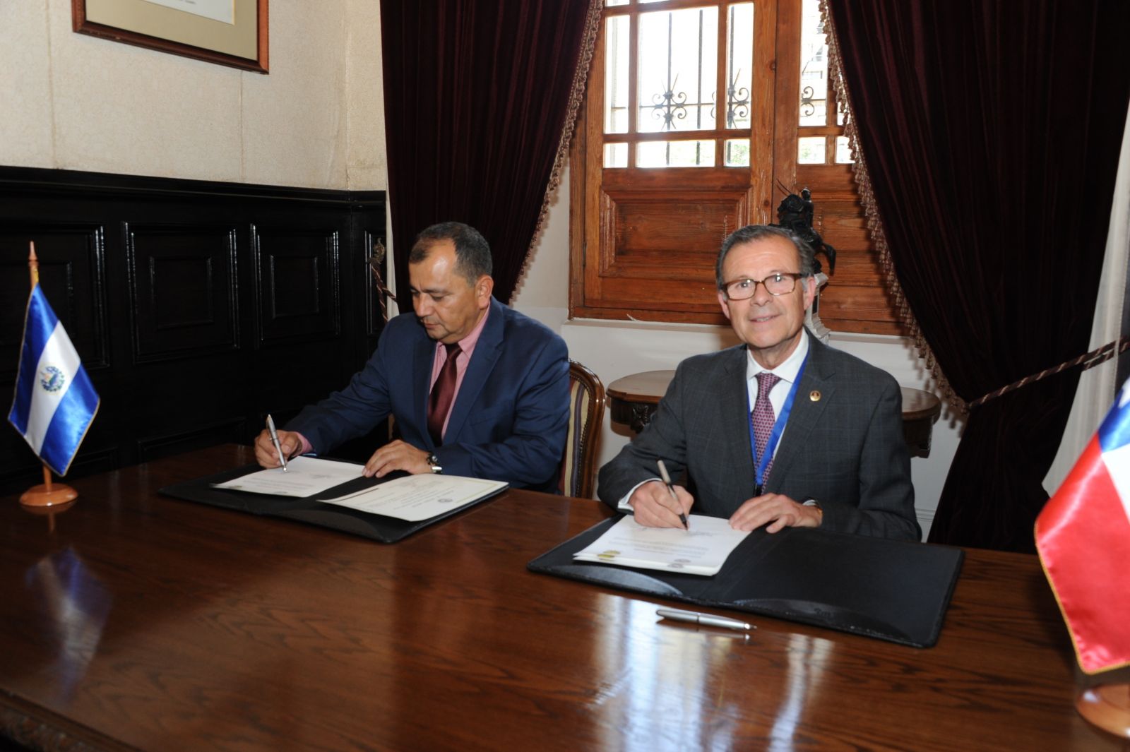 Firma de Convenio Marco de Cooperación Institucional entre entre los presidentes de las academias de Historia Militar de Chile, general Marcos López y de El Salvador, Coronel Adalberto García. Foto: Ejército de Chile