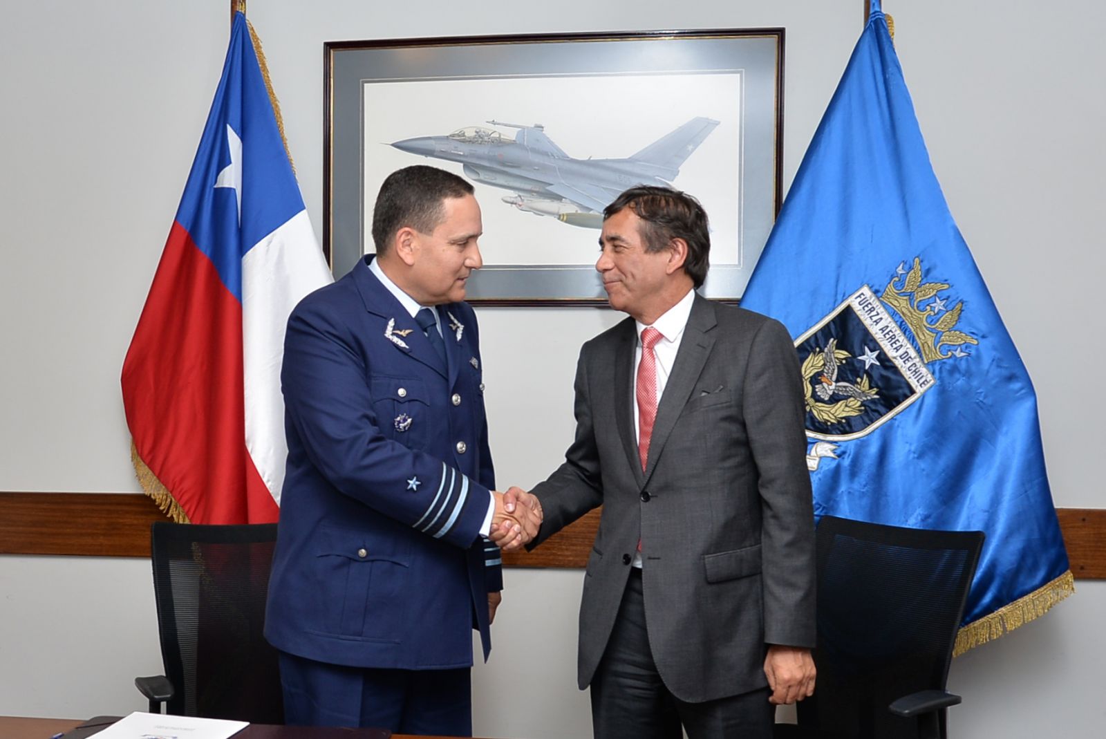 Firma de acuerdo de cooperación entre FACh y CONAF. Foto: Fuerza Aérea de Chile
