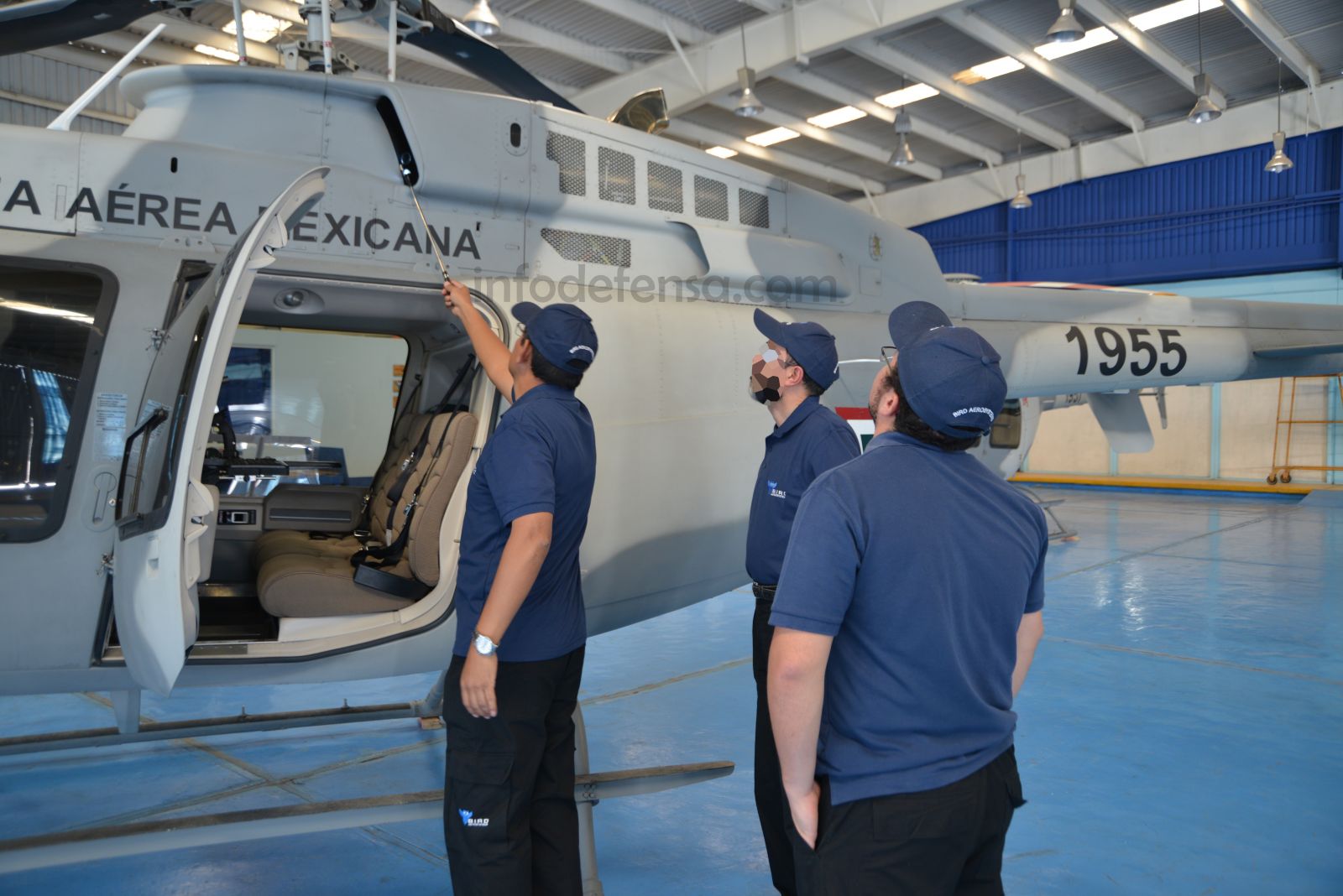 Técnicos de Bird en labores de instalación del sistema ASIO. Foto: Bird Aerosystems.