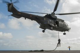 Descenso en cuerda desde el helicóptero Cougar  (FotoFAMET)