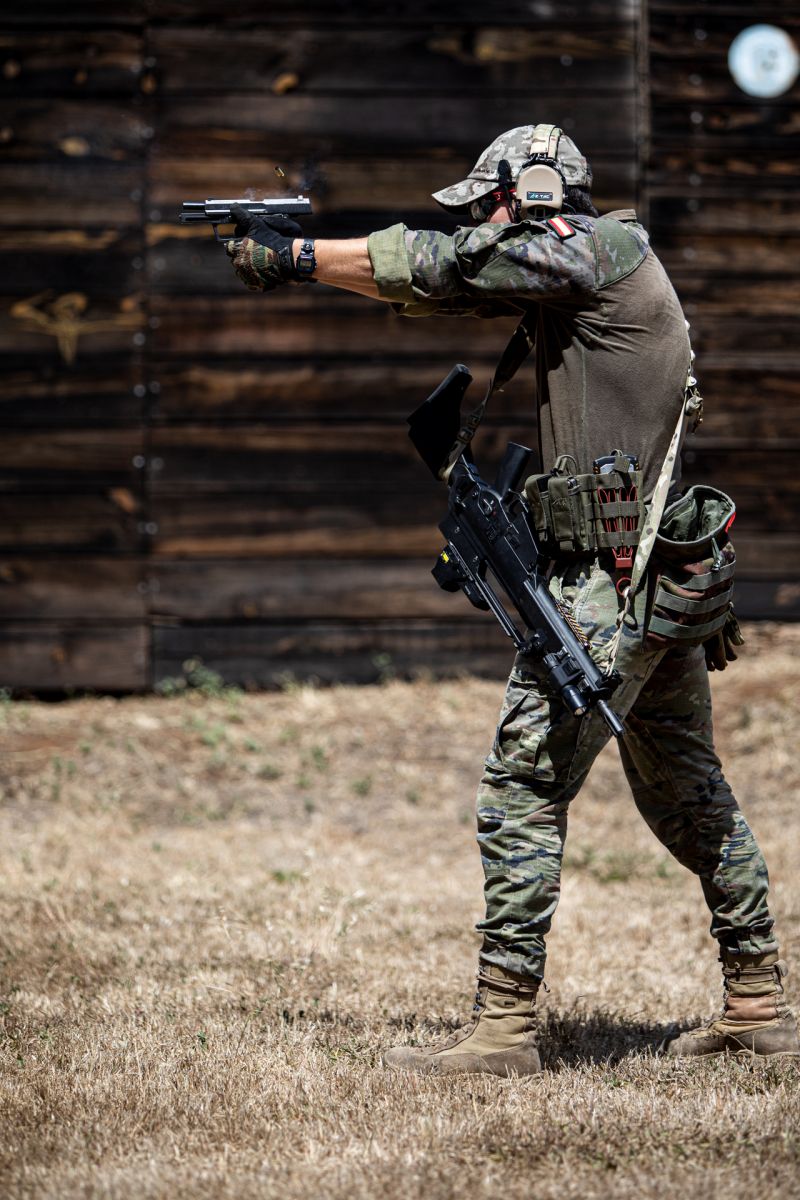  Elemento do Mando de Operaciones Especiales armado com pistola de 9mm USP e espingarda de assalto 5.56mm G36K (via EMGFA)