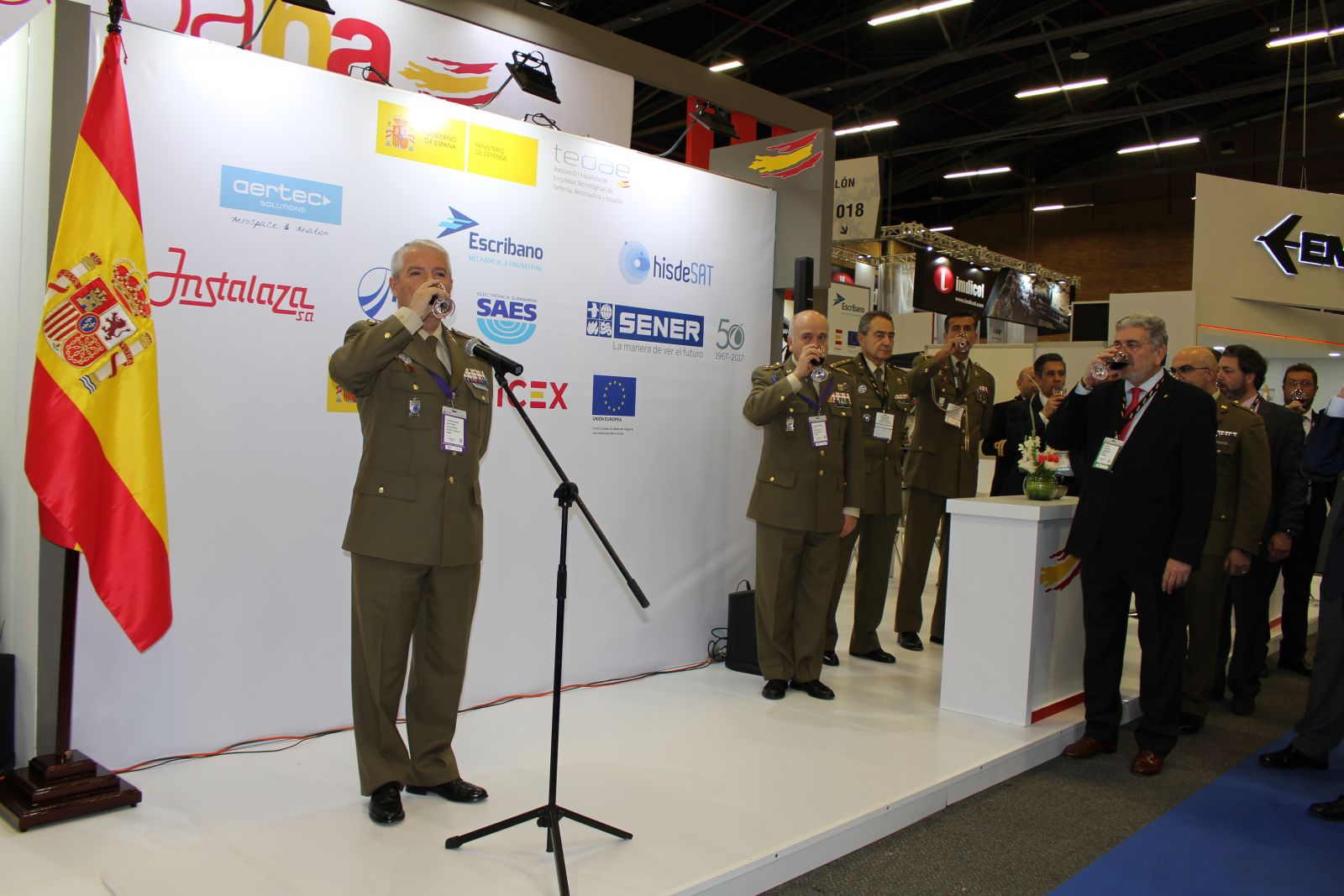 Brindis de Montaño en Colombia expodefensa foto ngp