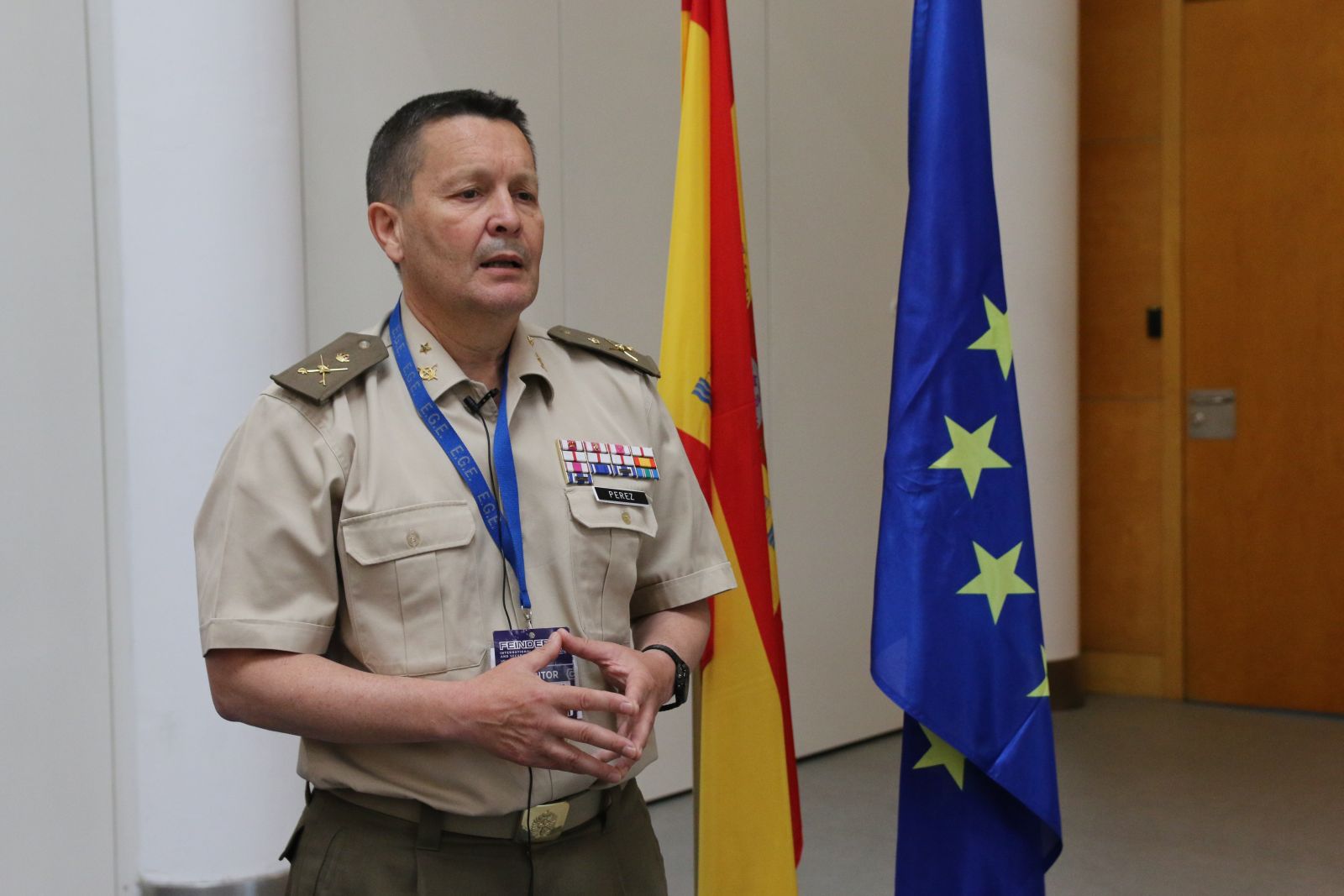 El general de brigada José Ramón Pérez, antes de su ponencia en Feindef. Foto: Infodefensa.com