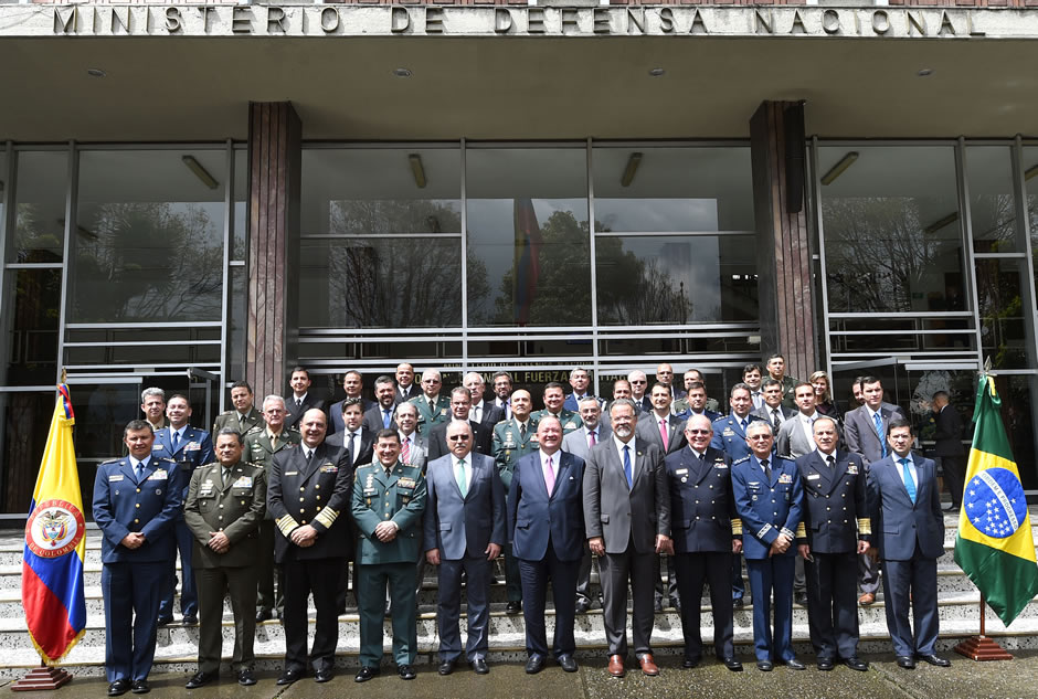 Las autoridades durante el encuentro. Foto: Ministerio de Defensa de Colombia