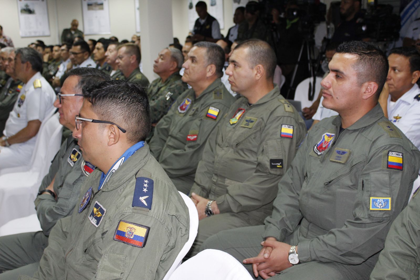Pilotos ecuatorianos y peruanos en el briefing inicial. foto Maruri