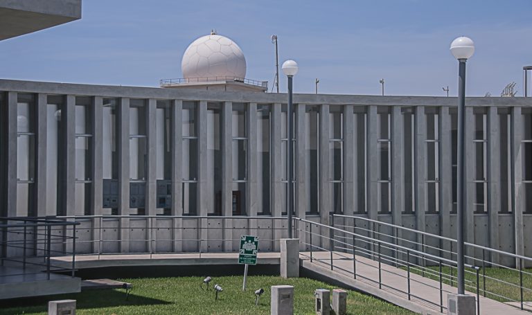 El Centro Nacional de Operaciones de Im?genes Satelitales (CNOIS) y la antena de control del Per?SAt-1, que forma parte de la Base Cient?fica Punta Lobos (Pucusana), a poco m?s de 60 km de Lima, capital del Per?. (Foto).