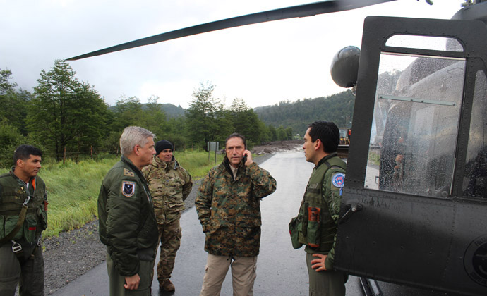 Ministro Gómez en la zona de la catástrofe. Foto: Ministerio de Defensa