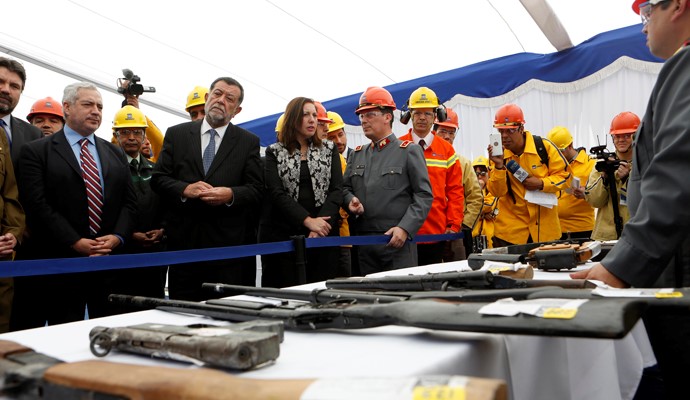 Un imán transporta una carga de armas en Gerdau Aza Vodanovic visita. Foto: Ministerio de Defensa de Chile