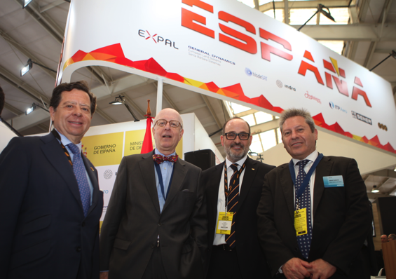 En el centro, el embajador Carlos Robles y el presidente de Tedae, Jaime de Rábago, junto a representantes de empresas expositoras