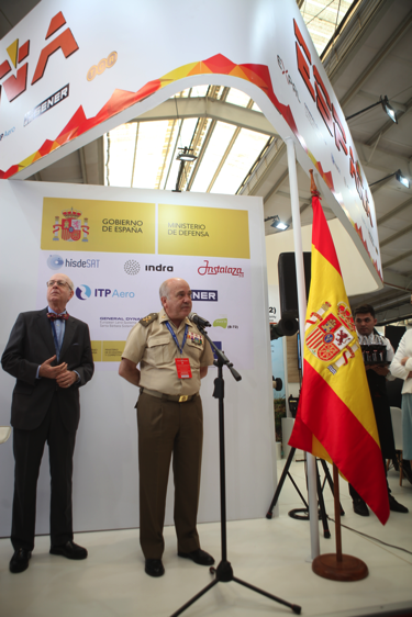 El embajador Carlos Robles y el general de brigada Luis Manuel López González