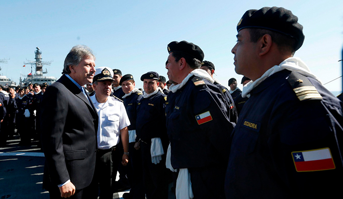 Espina en su visita a la Armada de Chile. Foto: Ministerio de Defensa.